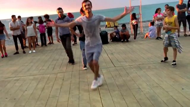 Грузинский Танец На Берегу Черного Моря ( БАТУМИ БУЛЬВАР ) GEORGIAN DANCE ქართული ცეკვები ბათუმში смотреть онлайн