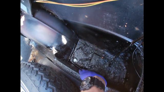 MERCEDES W123 TRUNK STUCK CLOSED. NO KEY. HOW TO OPEN IT?