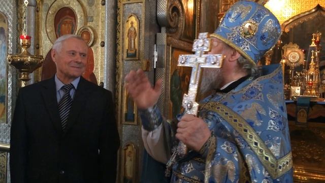 Схиархимандриту Власию вручают диплом и грамоту Почетного градланина г. Боровска смотреть онлайн