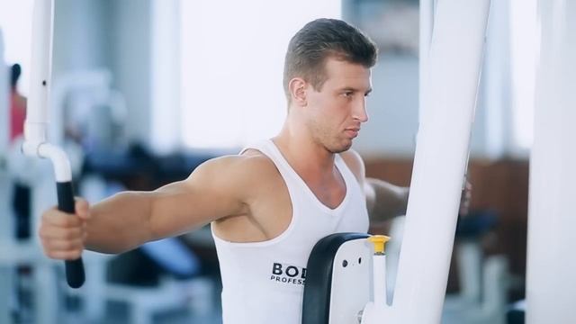 bodymaster : Разведение рук в тренажере (обратная бабочка) смотреть онлайн