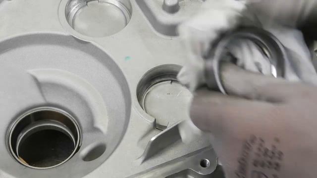 Вбивание вкладышей подшипника с компенсирующей шайбой коробки передач M1x-6 Opel смотреть онлайн