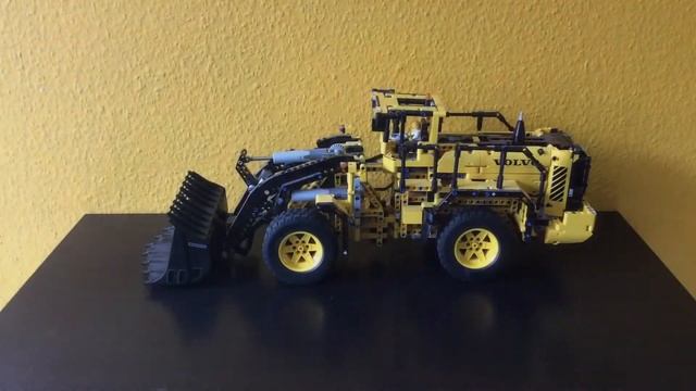 Lego-Technic Volvo L350F Radlader 42030 смотреть онлайн