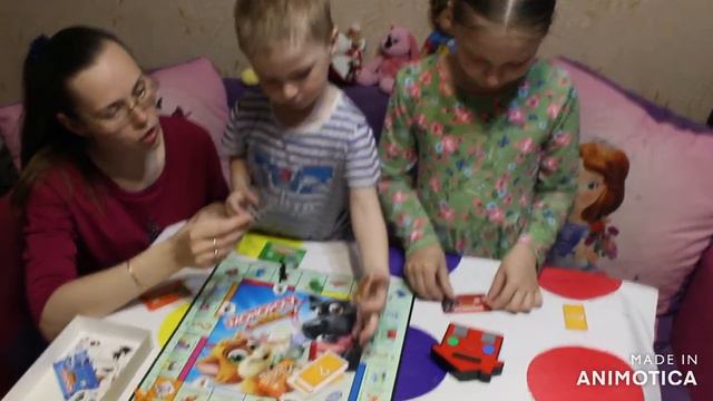Диана и Вова играют в МОНОПОЛИЮ JUNIOR смотреть онлайн