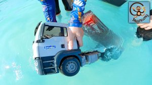 Дети и Машинки. Диана и Даня играют в машинки в воде. Манкиту