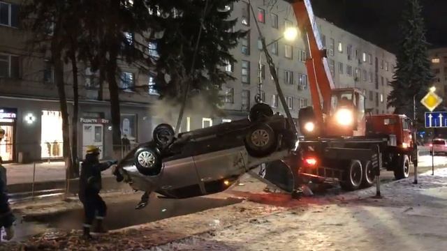 В Курске машина рухнула в яму для ремонта теплосети смотреть онлайн