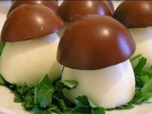 Закуска из фаршированных яиц "Грибочки-боровички" - рецепт новогоднего салата.