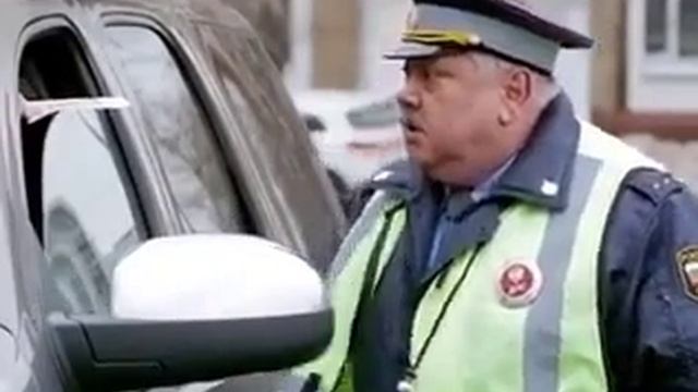 Водитель предлагает гаишнику взятку