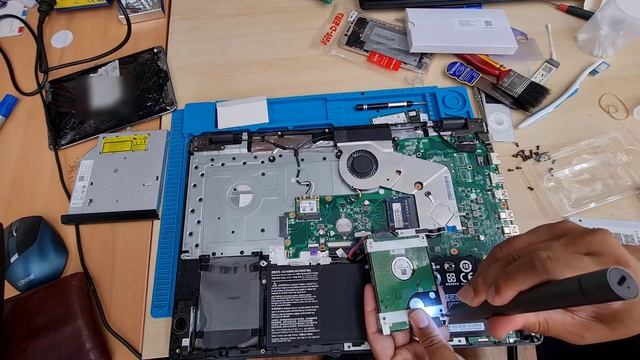 How To Upgrade SSD On Acer ES1 711 Laptop ! Easy Way To Make Old Laptop Faster. смотреть онлайн