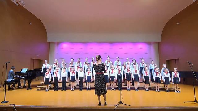 Музыка и слова С.Танеева "Колыбельная песня". Исполняет хор младших классов смотреть онлайн