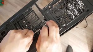 Монтирование крепежа для вертикального расположения видеокарты.