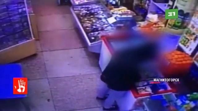 В Магнитогорске камеры наблюдения зафиксировали, как покупатель якобы вынес из магазина пельмени смотреть онлайн
