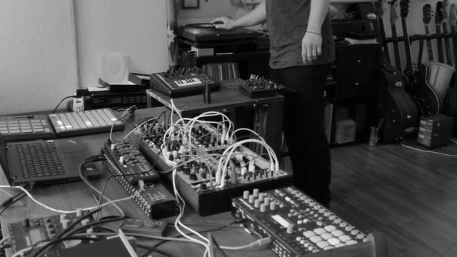 Hypnotic Live Techno (Eurorack, Analog Rytm, Analog Heat, Vinyl Vocals) смотреть онлайн