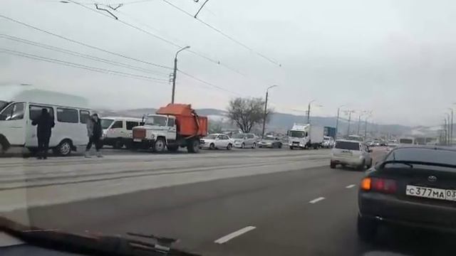 В Улан-Удэ мусоровоз врезался в маршрутку с пассажирами смотреть онлайн