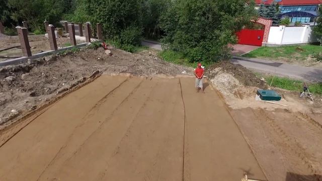 Виброкаток трамбует основание будущего фундамента в Парголово смотреть онлайн