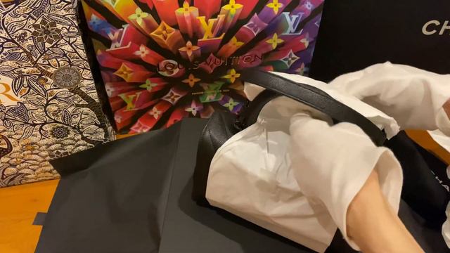 Unboxing Chanel. Guess what? смотреть онлайн