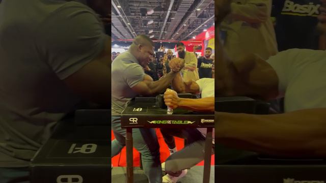 Este man es mi ídolo, así que lo rete aún pulso , ya saben gano el pero le costo 💪 смотреть онлайн