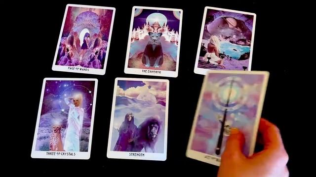 Расклад "ОБЩАЕТСЯ ЛИ ОН С КЕМ-ТО ЕЩЕ, КРОМЕ МЕНЯ?" смотреть онлайн