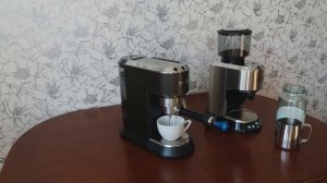 Готовим капучино на кофеварке De'Longhi EC 685 с использованием кофемолки De'Longhi KG 521.M