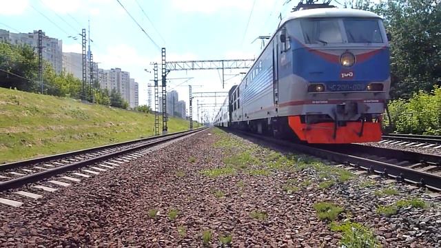 Электровоз ЧС200 - 009 с двухэтажным поездом Москва - Санкт-Петербург смотреть онлайн
