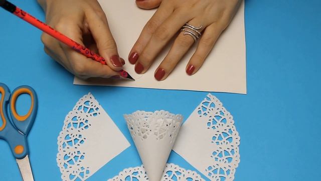 Quick and easy Christmas decorations.How to make a Paper Doily Angel. Ангелок из ажурных салфеток. смотреть онлайн