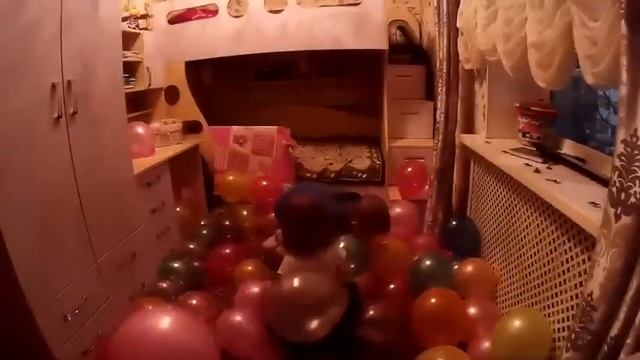 Many a lot of Baloons playing bursting Очень много воздушных шаров играем лопаем смотреть онлайн