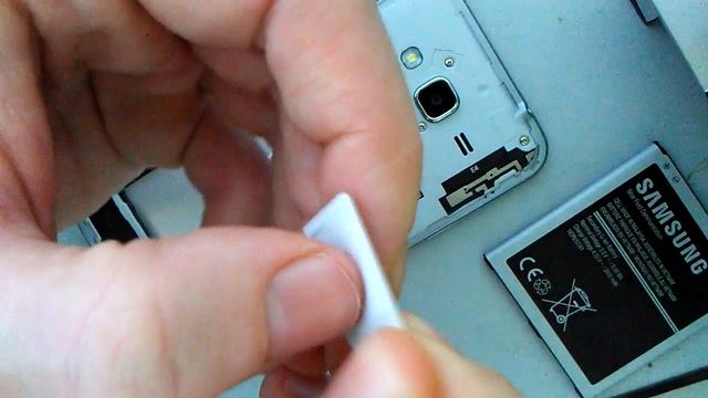 Samsung Galaxy J3 (2016): How to insert the SIM card смотреть онлайн