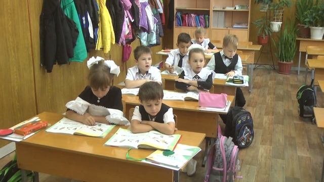 В Кропоткинской школе № 1 работает мужчина-преподаватель начальных классов. смотреть онлайн
