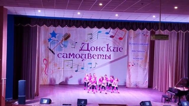 Народный хореографический ансамбль "Триумф" - "Эй девчонки" смотреть онлайн