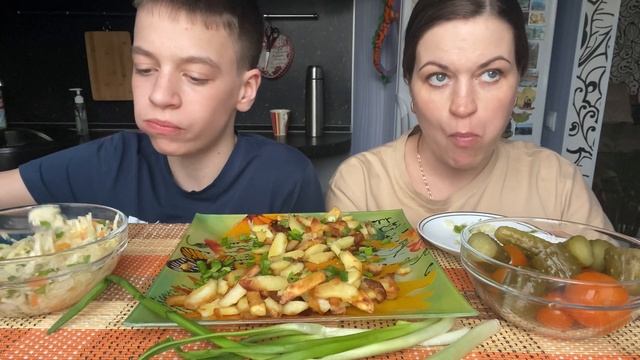 МУКБАНГ ЖАРЕНАЯ КАРТОШКА/СОЛЕНЬЯ смотреть онлайн