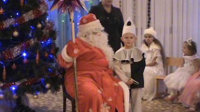 Тиша рассказывыает стишок про елку, которую выбрал папа. Декабрь 2013 смотреть онлайн