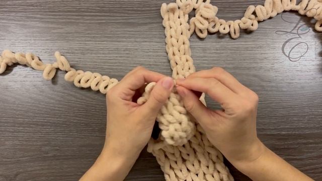 Повязка на голову из Alize Puffy Fine с косой смотреть онлайн