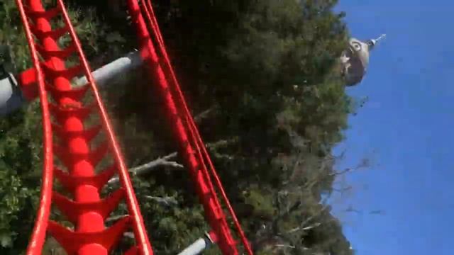 Одна из лёгких американских горок в Барселоне на холме с видом на весь город смотреть онлайн