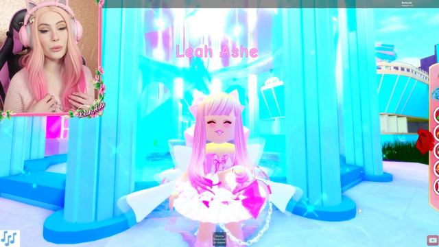 WHAT HAPPENS WHEN YOU WIN THE VALENTINE'S DAY HALO! HALO WON CAUGHT ON CAMERA! Roblox Royale High смотреть онлайн