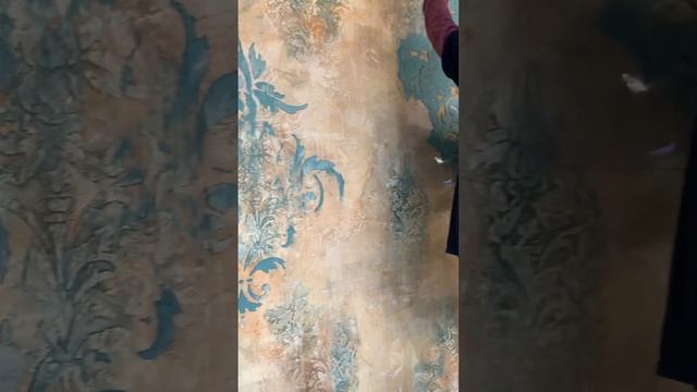 Трафаретная техника из декоративной штукатурки