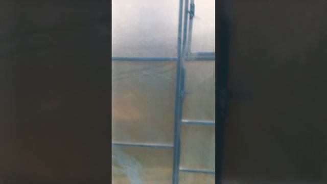 ЗАКАНЧИВАЕМ ПОДШИВАТЬ ТЕПЛИЦУ ВТОРЫМ СЛОЕМ.. смотреть онлайн