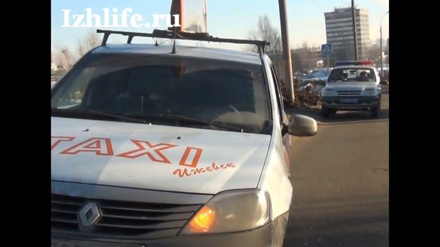 В Ижевске под колеса автомобиля такси попал пешеход смотреть онлайн