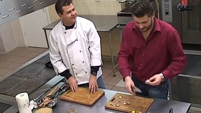 Выпуск 3. Готовим куриную грудку в соевом соусе. Гость программы - Александр Стопичев смотреть онлайн