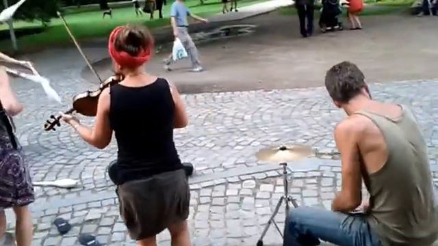 Le Chat de la Mariée - Street performance - Cajon, Accordion, Violin, Juggling - Prague - 2013 смотреть онлайн