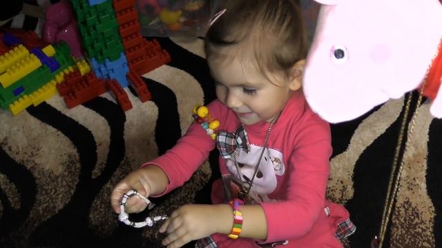 Видео для детей: Свинка Пеппа подарила Милоте много-много детских украшений смотреть онлайн