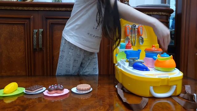посуда игрушечная (в рюкзаке) смотреть онлайн