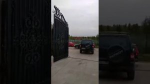 Кованные распашные ворота с автоматикой Roger
