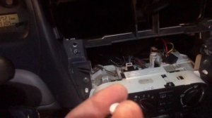 Замена лампочек подсветки регуляторов отопителя на Ниссан Альмера Н16