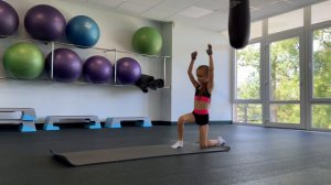 Девочка делает колесо. Как правильно делать колесо.