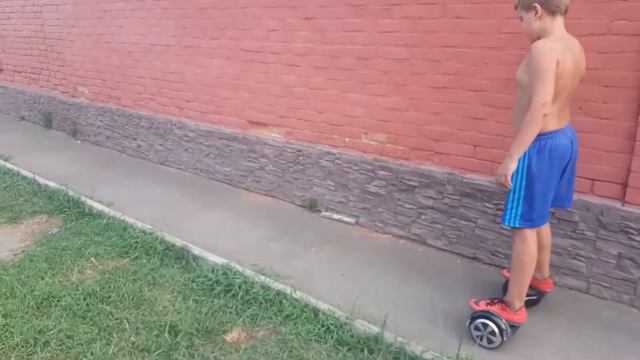 Катаюсь гироскутере ЧУТЬ НЕ УПАЛ!!! смотреть онлайн