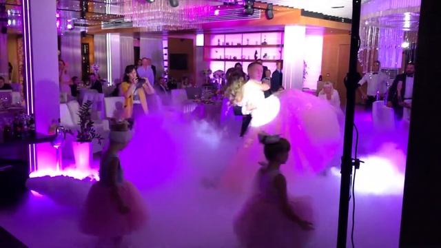 Запуск тяжелого дыма на танец молодоженов. Ресторан "Светлый". смотреть онлайн