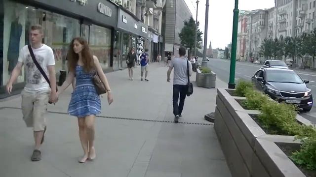 Ул.Тверская, по расширенному тротуару вдоль дороги смотреть онлайн