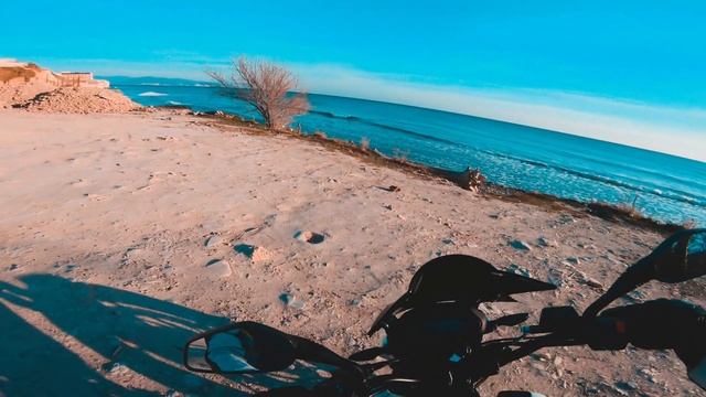 Bajaj Dominar 400 at the seashore [2K] смотреть онлайн