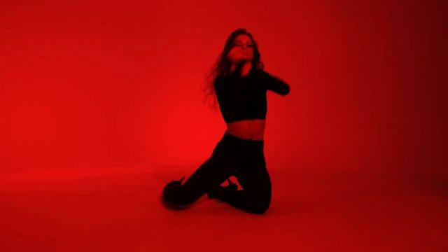 Epic Red dancing russian girl. Massive Attack Angel смотреть онлайн
