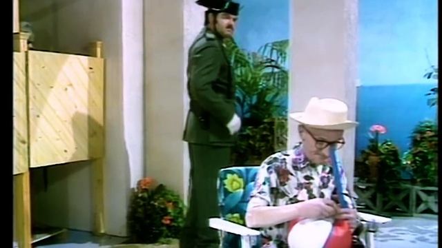 Benny Hill & Jackie Wright - Holiday (1973) смотреть онлайн