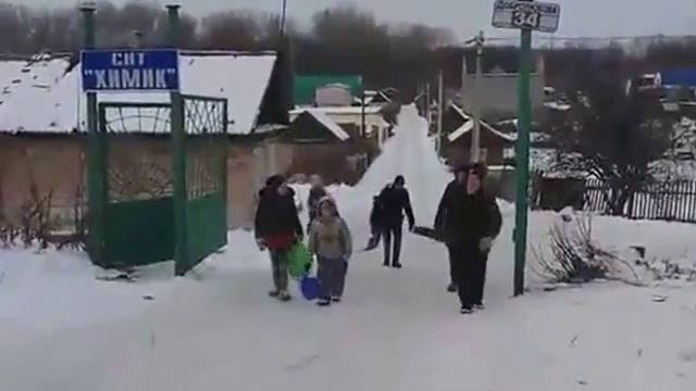 В оренбургском СНТ "Химик" дети катаются по дороге-горке смотреть онлайн